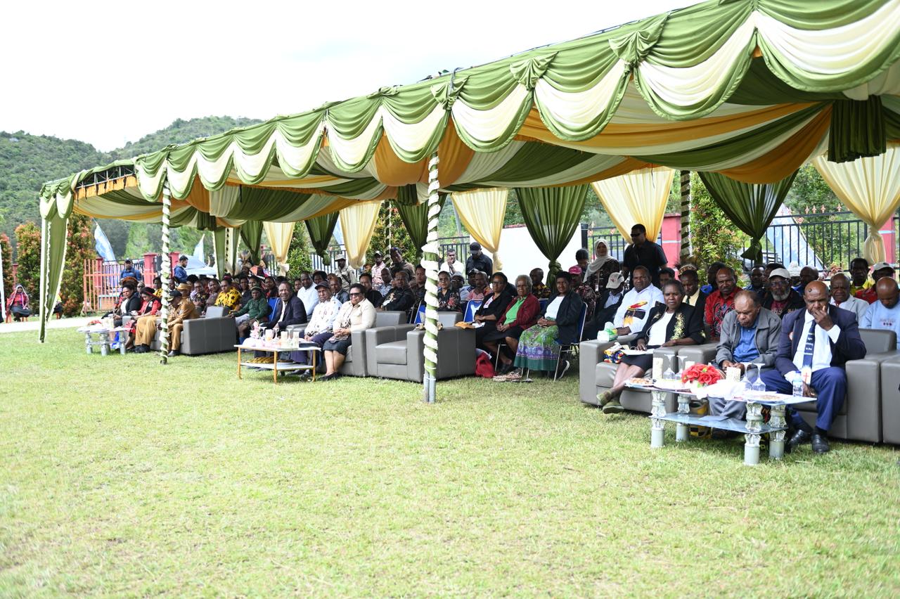 Gubernur dan Wamendagri Hadiri Pembukaan Ret-ret Perempuan Gereja KINGMI di Wamena 7 WhatsApp Image 2025 10 21 at 19.12.261