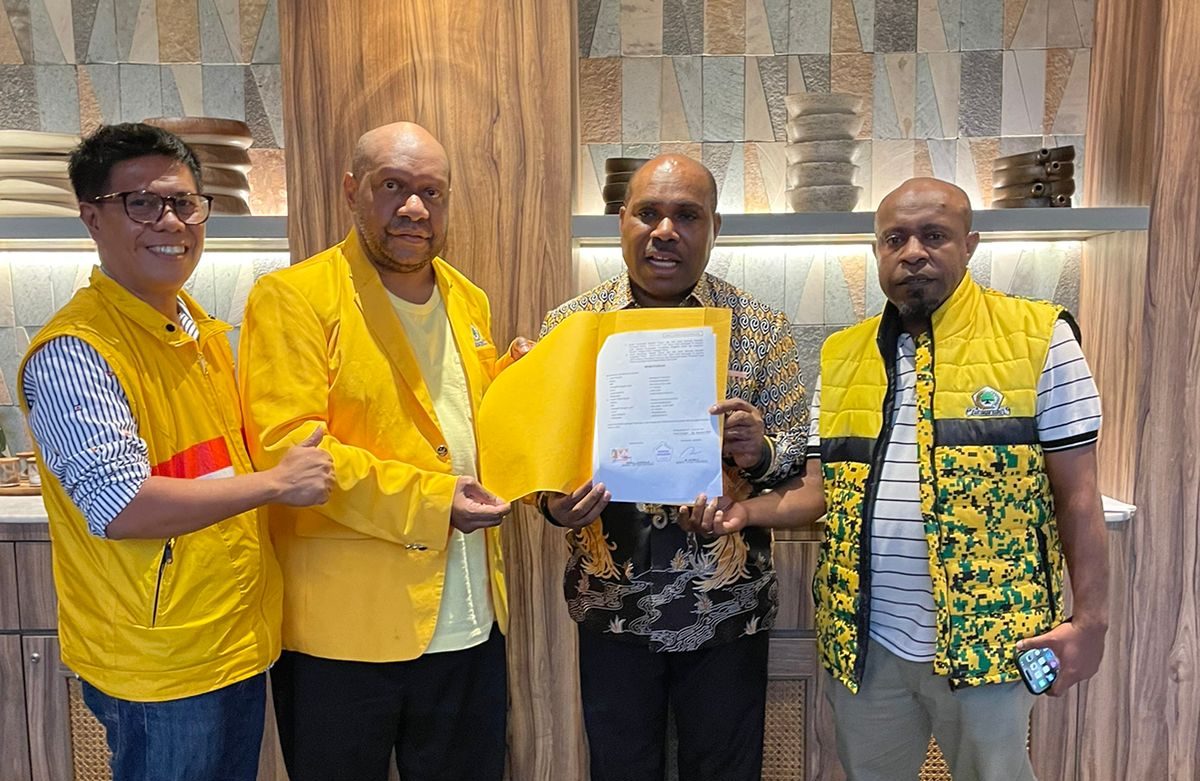 Penyerahan rekomendasi B1KWK kepada pasangan Maximus Tipagau dan Peggi Patricia Pattipi oleh Partai Golkar.