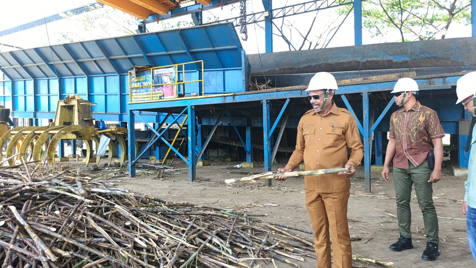 Wabup Yoel Boari Tinjau Pengelolaan Gula di Banyuwangi, Siapkan Rencana Pabrik di Waropen 7 WhatsApp Image 2025 09 02 at 20.32.42