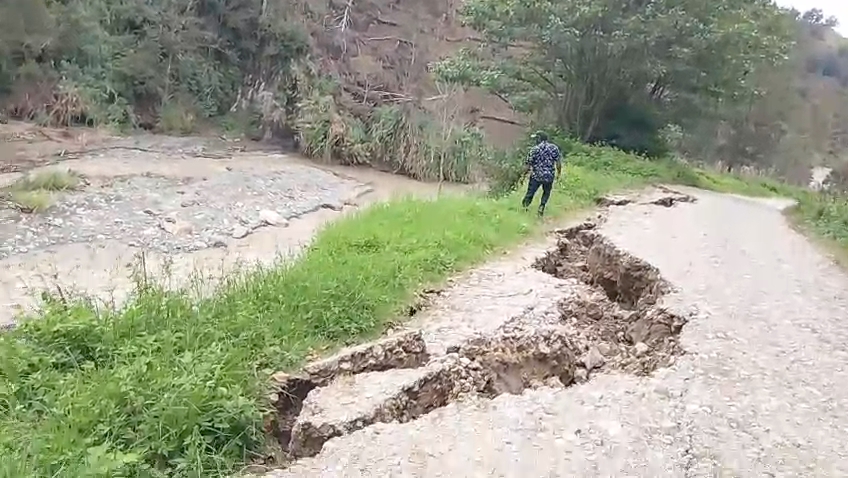 Anggota DPRK Lanny Jaya Desak Perbaikan Jalan Longsor di Distrik Tiom Allo, Dinas PU Siap Lakukan Perbaiki 7 WhatsApp Image 2025 11 06 at 15.15.40