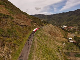 Puncak Jaya Teguhkan Nasionalisme Lewat Kirab dan Pengibaran Bendera Raksasa