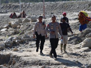 Polres Jayawijaya & Brimob Salurkan Bantuan Kemanusiaan ke Korban Longsor Pobiatma