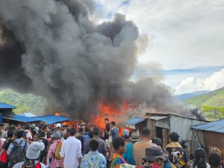 Ratusan Warga Mengungsi Usai Kebakaran Besar di Tolikara